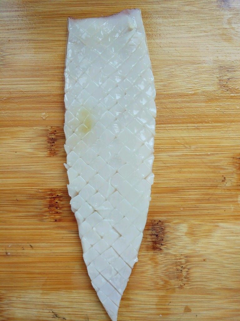 洋葱炒鱿鱼,将切好的鱿鱼向左旋转90°,仍然按照左上右下的角度,切花刀