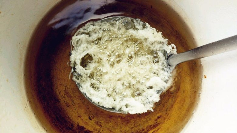 红薯紫菜卷,将粉丝在手指上绕成圈,放在漏勺上。油温烧至150°,稍炸片刻捞起,放在厨房纸巾上吸去多余的油脂