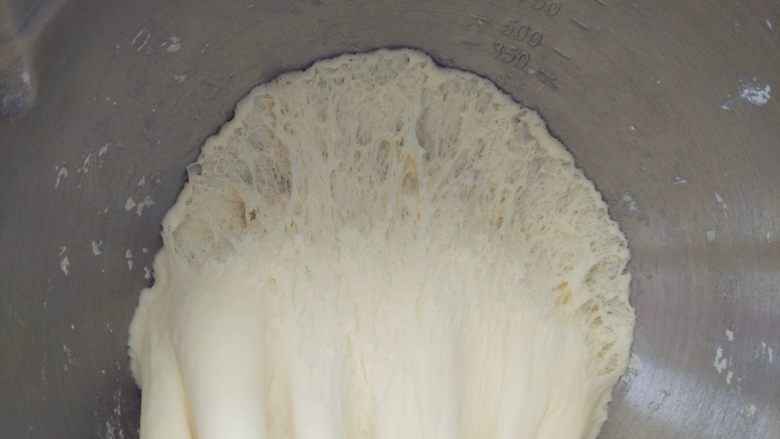 阳光麦田创意面食,移出面团,内部是这样蜂窝状组织