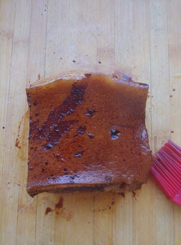 家常南乳扣肉,表面刷少许<a style='color:red;display:inline-block;' href='/shicai/ 762'>老抽</a>,这是为了上色好看,稍腌制片刻。可以只刷表皮,我是几面都刷了。