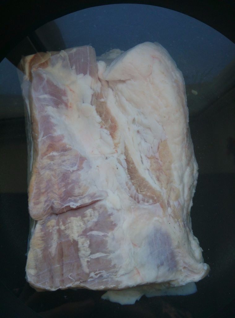 家常南乳扣肉,大块五花肉洗净,入冷水