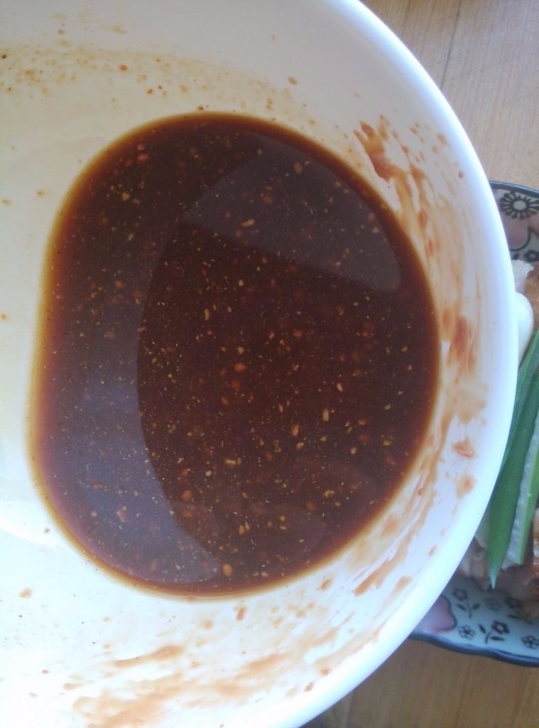 家常南乳扣肉,将腐乳碾碎调匀,将酱汁浇在肉片上