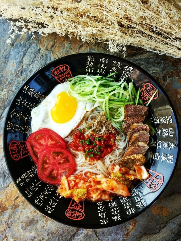 快手韩式冷面, 将适量辣椒酱、黑芝麻和葱花摆好,拌匀即食