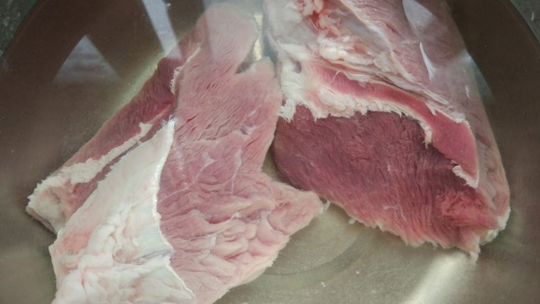 快手韩式冷面,先做酱牛肉:牛肉解冻,在清水中泡一夜,中途换水,倒掉血水