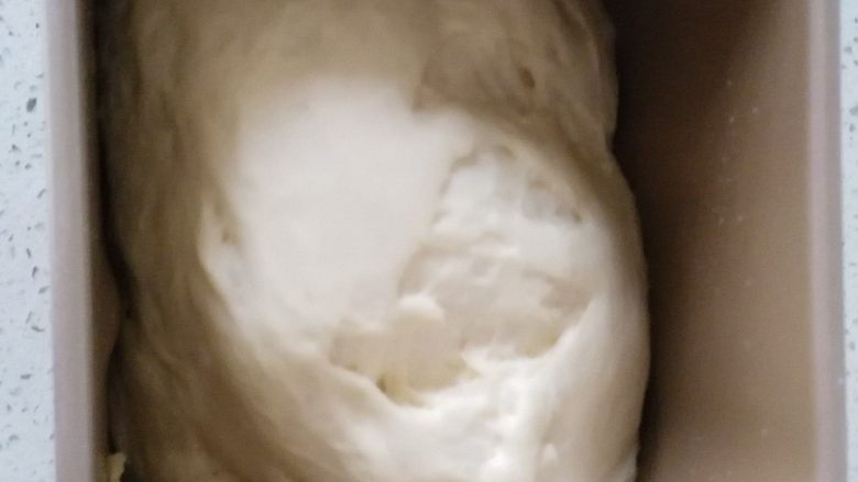 砂锅挤挤猪头包,进行发面程序,让面团发酵至二倍大。