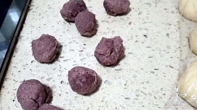 砂锅挤挤猪头包,将豆沙馅称好重量。准备9份。(我这是二个猪头包的量)