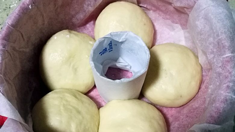 砂锅挤挤猪头包,将砂锅内部铺满油纸。将包好馅的小面团放入小砂锅,我这砂锅一次只放5个。我共做了二锅。