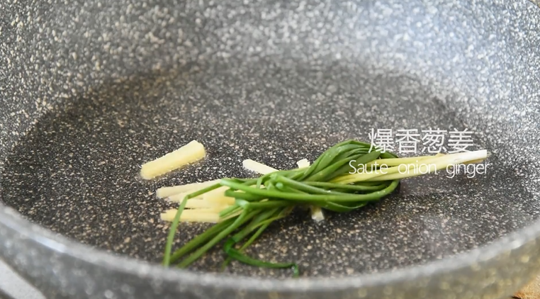 做一碗健康又美味的“鸭血粉丝汤”秘诀在这,油锅爆香姜蒜,炒香后取出