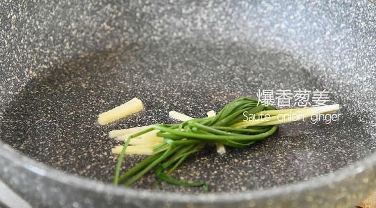 做一碗健康又美味的“鸭血粉丝汤”秘诀在这,油锅爆香姜蒜，炒香后取出