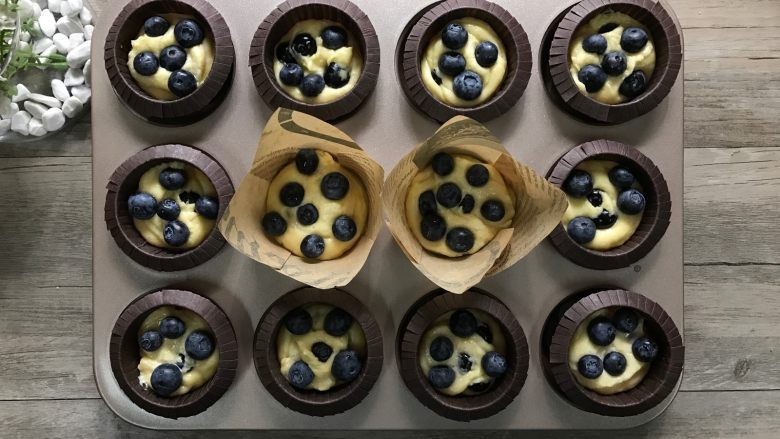 金宝顶蓝莓麦芬,用小勺压平面糊,再放入剩下的蓝莓。(此时烤箱可以180度预热起来。)