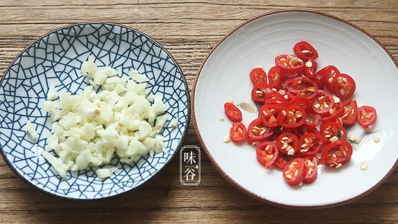 夏天小菜~凉拌莴笋,蒜剁碎,<a style='color:red;display:inline-block;' href='/shicai/ 62'>辣椒</a>切小圈。