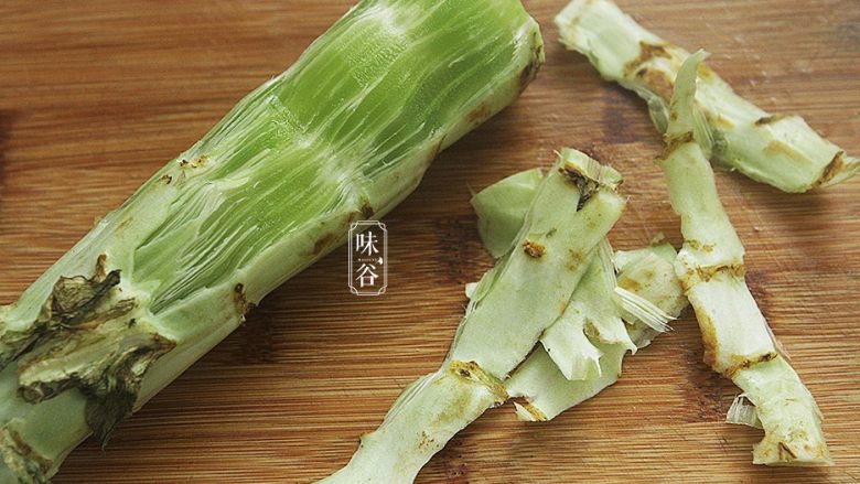 夏天小菜~凉拌莴笋,先把<a style='color:red;display:inline-block;' href='/shicai/ 124'>莴笋</a>去皮,用小刀,从硬的那头开始把皮撕下来,后面比较簿的部位直接用削皮的刀削掉外皮就行了