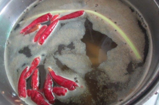 水煮花生,锅内加入适量的清水,再加入3勺的盐,八角、干辣椒、葱段和一勺五香粉大火煮开