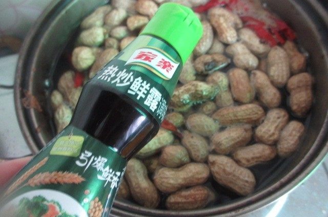 水煮花生,来一点妙鲜露提鲜,没有的可以加点耗油也可以提味,盖锅盖大火煮开,转中火煮10分钟