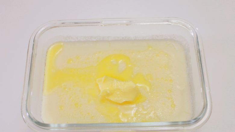 甜心可可麻薯馒头,蒸好的麻薯面团稍稍放凉,加入剩余的5g黄油