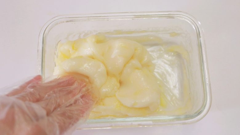 甜心可可麻薯馒头,戴上一次性手套,将黄油和麻薯揉匀至充分吸收,看不到油脂的状态