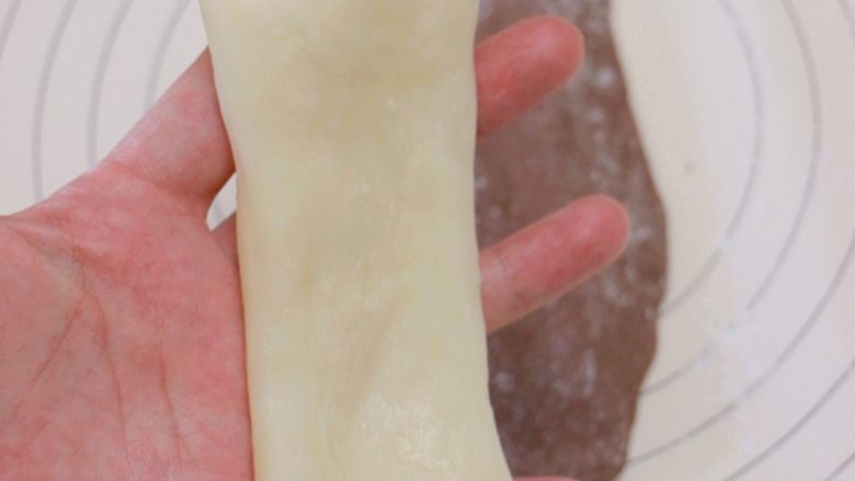 甜心可可麻薯馒头,接着取1/3麻薯拉开,大小比馒头面皮稍小