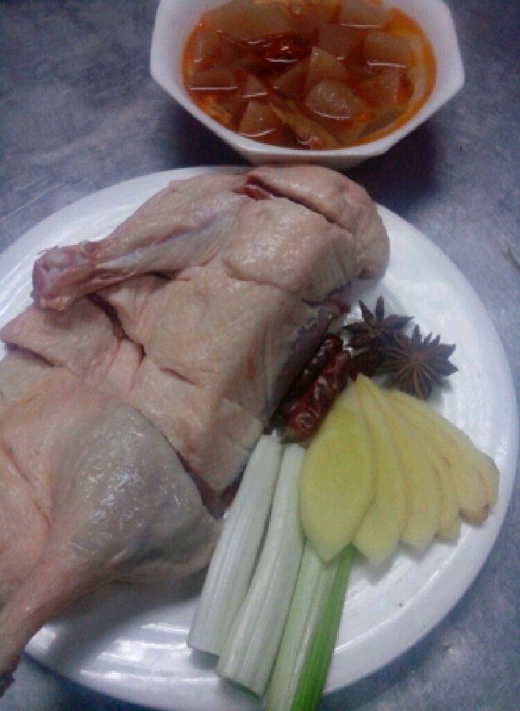 酸萝卜老鸭汤,1 片鸭剁块焯水去腥 油 血水 备用
2 瓷汤锅入酸萝卜 鸭块 <a style='color:red;display:inline-block;' href='/shicai/ 695'>八角</a> 葱姜 辣椒 加水 中小火煲至鸭肉熟透时 试味后 调味 盐 鸡粉 胡椒粉 小火再煲10分钟即可