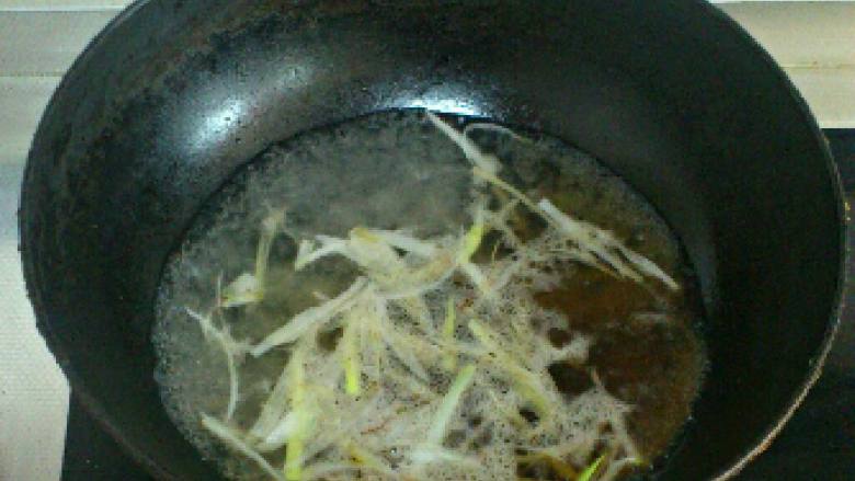 锅塌肉片,加入花椒水,加盐、味精进行调味。