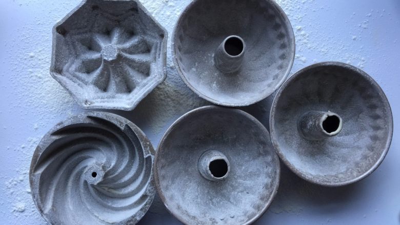 凹型海绵蛋糕,在已经抹油的模具中均匀地撒上15克低粉,倒扣去除多余的低粉