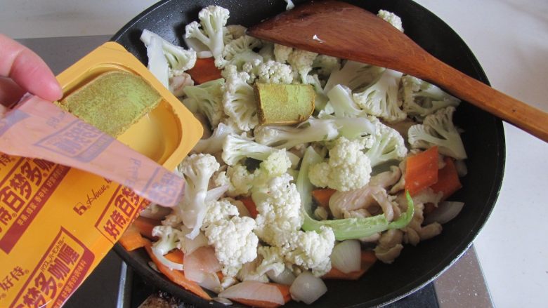咖喱鸡片菜花,加入咖喱膏,翻炒直至完全化开;