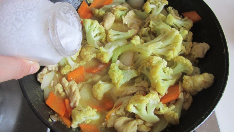 咖喱鸡片菜花,煮好后加入盐等调味料翻炒均匀,盛入碗中。