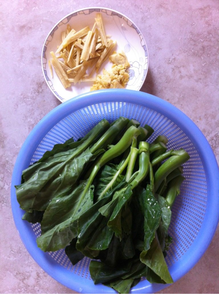 姜汁芥兰,洗好<a style='color:red;display:inline-block;' href='/shicai/ 3334'>芥兰</a>，<a style='color:red;display:inline-block;' href='/shicai/ 37'>姜</a>切丝。另外用刀拍碎点<a style='color:red;display:inline-block;' href='/shicai/ 37'>姜</a>。