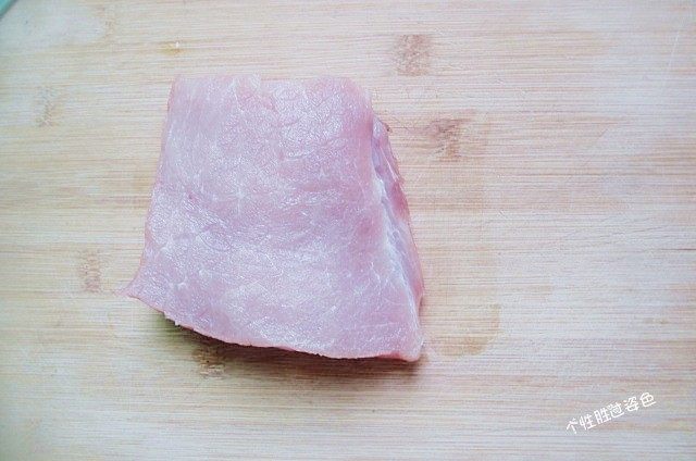 馋嘴猪肉粒,猪里脊肉一块,顺着肉的纹理切,和肉的纹理呈水平线。切一片厚2CM左右厚的肉片