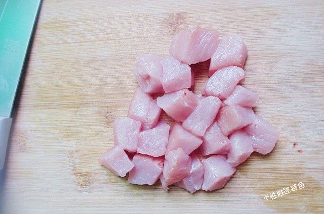 馋嘴猪肉粒,最后切成小肉粒,小一点后面更容易炖烂~
