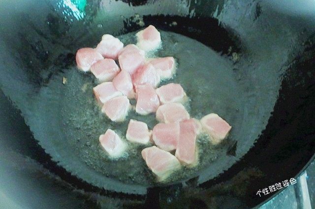 馋嘴猪肉粒,锅内放油,开始油炸腌制好的肉粒