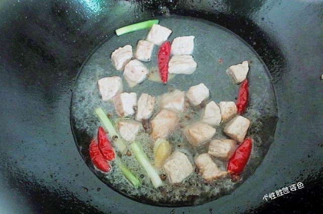 馋嘴猪肉粒,加入适量清水,大火烧开