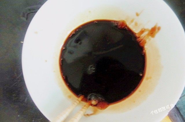 馋嘴猪肉粒,取一小碗,加入3勺耗油+3勺老抽+一勺白糖+一勺水调成汁