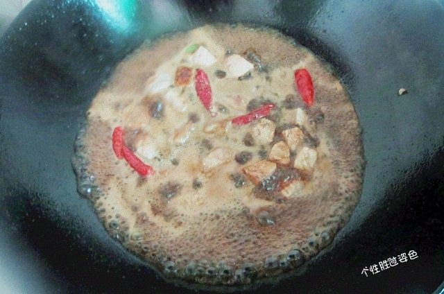 馋嘴猪肉粒,把调好的汁倒入锅里,大火转只中火