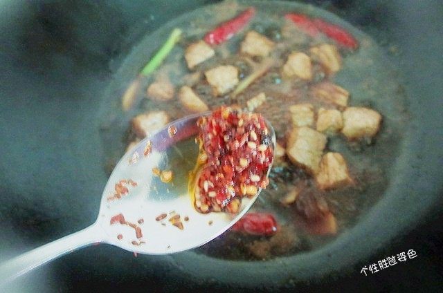 馋嘴猪肉粒,代汁收到二分之一的时候,加入一勺辣椒油