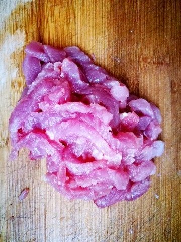【Cathy边吃边营养】土豆丝卷饼,肉切丝,放入适量淀粉和料酒腌制15分钟