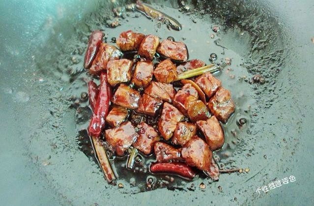馋嘴猪肉粒,小火慢慢收汁,这样猪肉粒口感既烂又入味