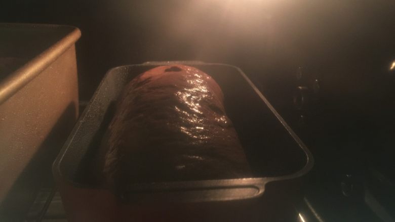 火龙果切片吐司,烤箱165度预热5分钟,烤前喷些水,放中下层,烤约35分钟。