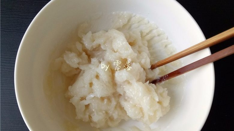 芝麻麻薯,取出,用筷子搅拌,无湿软状态即可;