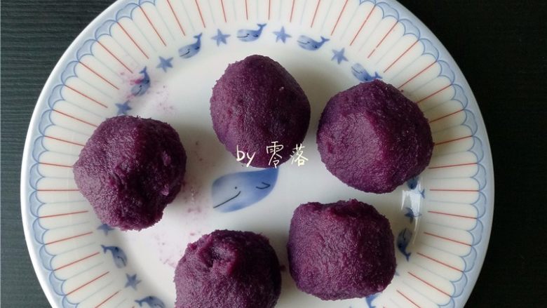 芝麻麻薯,备上5个紫薯丸子,每个丸子均为20g;