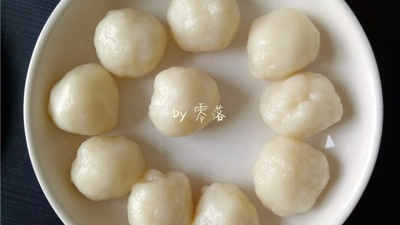 芝麻麻薯,将粉团搓成10个丸子,每个丸子均为30g;