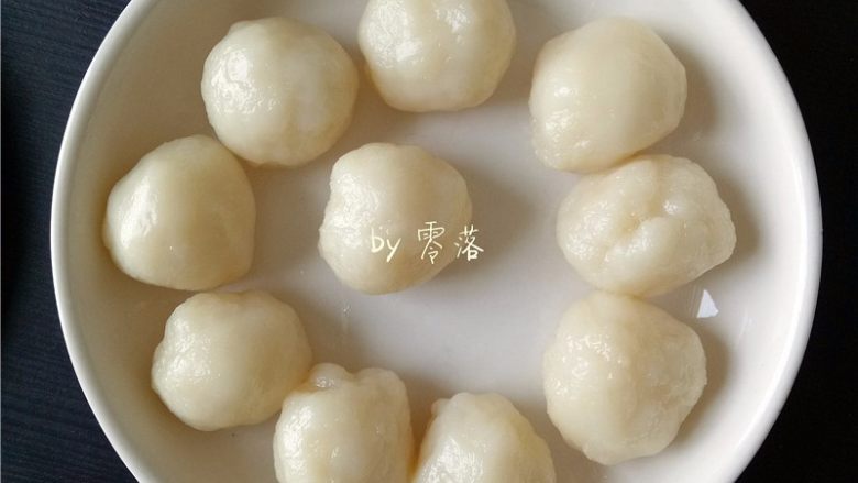 芝麻麻薯,将粉团搓成10个丸子，每个丸子均为30g；