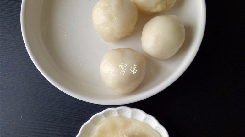 芝麻麻薯,5个粉团丸子包上绿豆沙丸子,像汤圆一样收口即可;