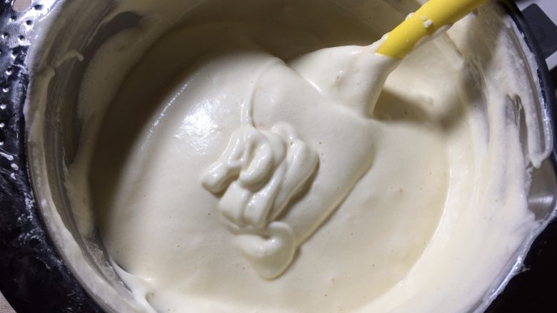 可可漩涡蛋糕,继续加入剩余的蛋白,搅拌均匀至光滑无颗粒