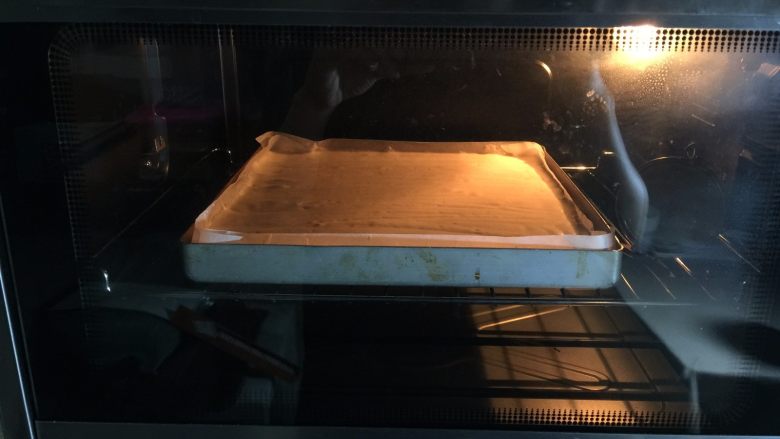 可可漩涡蛋糕,送进预热好的烤箱中层,上下火160度,25分钟