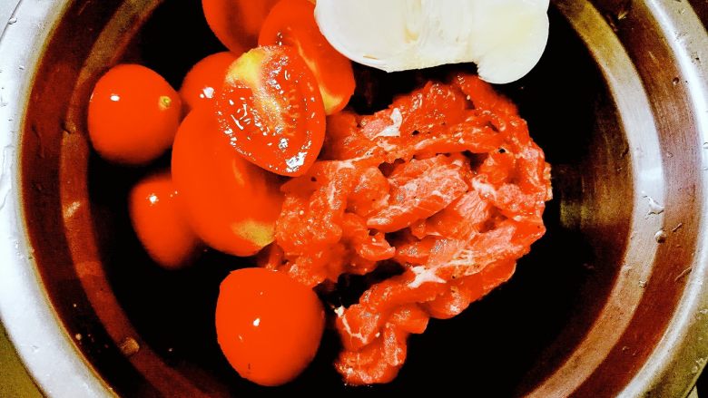 塑身健脾食单之土豆烧牛肉,<a style='color:red;display:inline-block;' href='/shicai/ 216'>牛肉</a>用黑胡椒、橄榄油腌制半小时以上,裹淀粉。