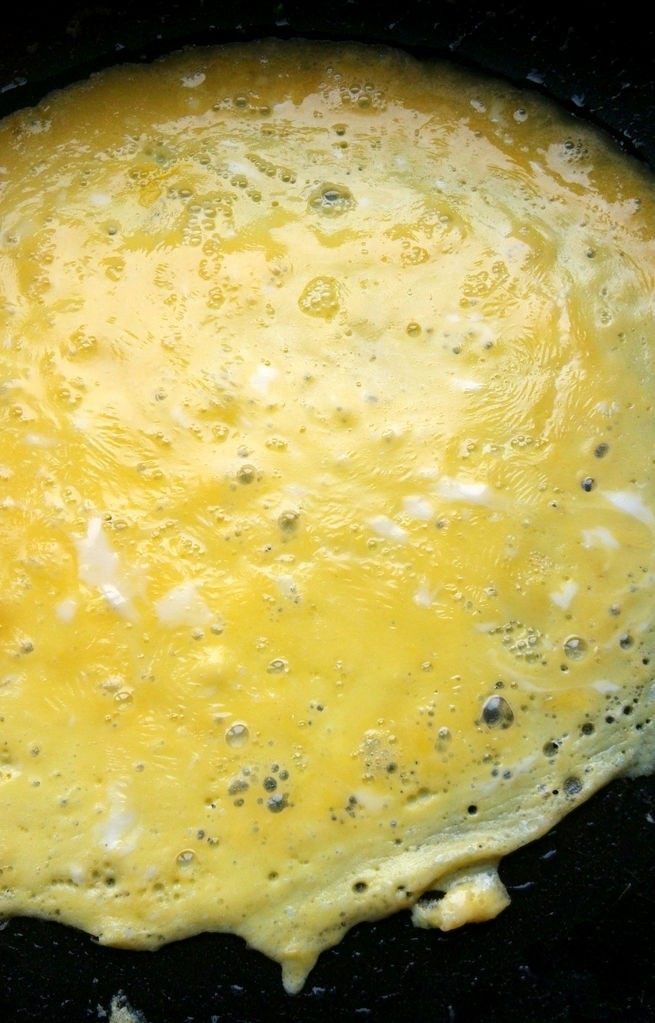 紫菜蛋包饭,小火加热,到蛋饼底层凝固,表面还未完全凝固的程度