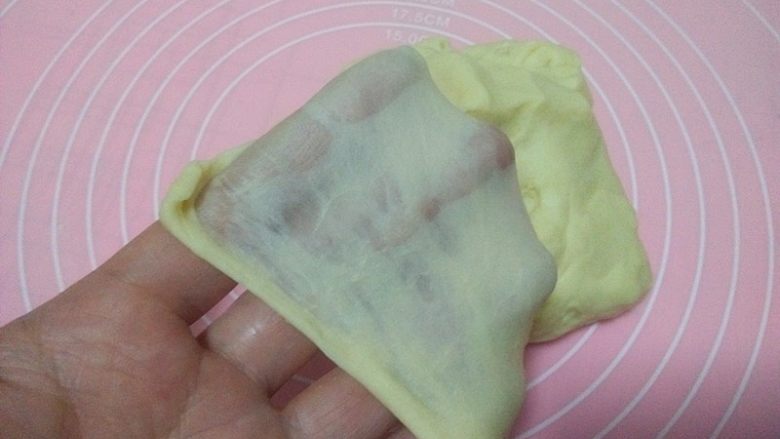 上献礼母亲节——玫瑰花面包,再次启动“和面”程序,揉至可拉起大片的薄膜(15分钟);