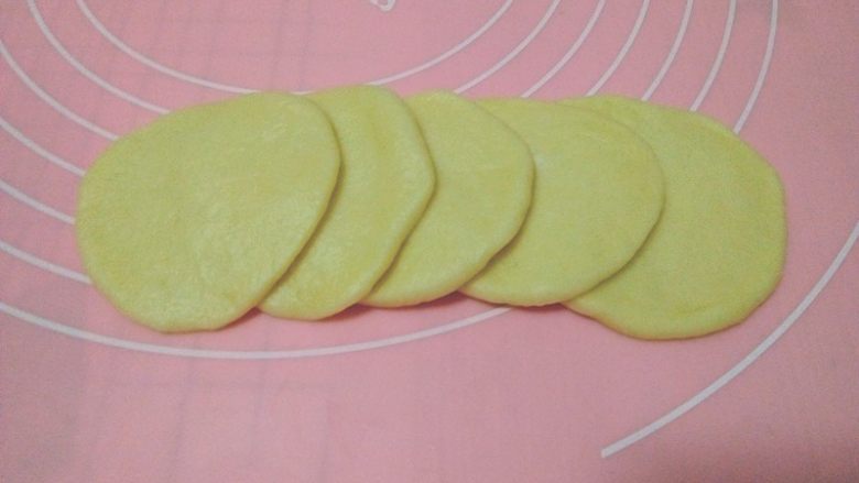 上献礼母亲节——玫瑰花面包,取5个小面团逐一擀成圆形,错位排开;