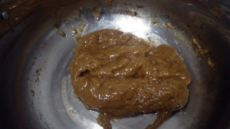 红糖烫面戚风蛋糕,用搅拌刀迅速翻拌均匀;