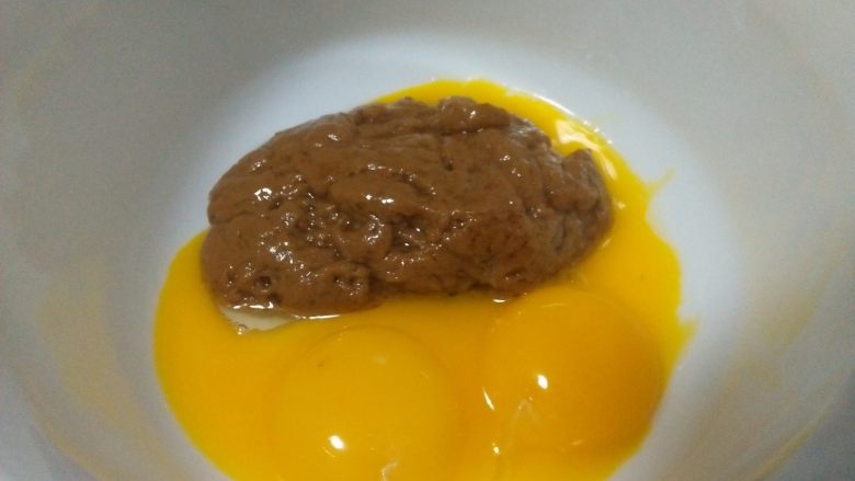 红糖烫面戚风蛋糕,搅拌好的面糊倒入分离的蛋黄中;